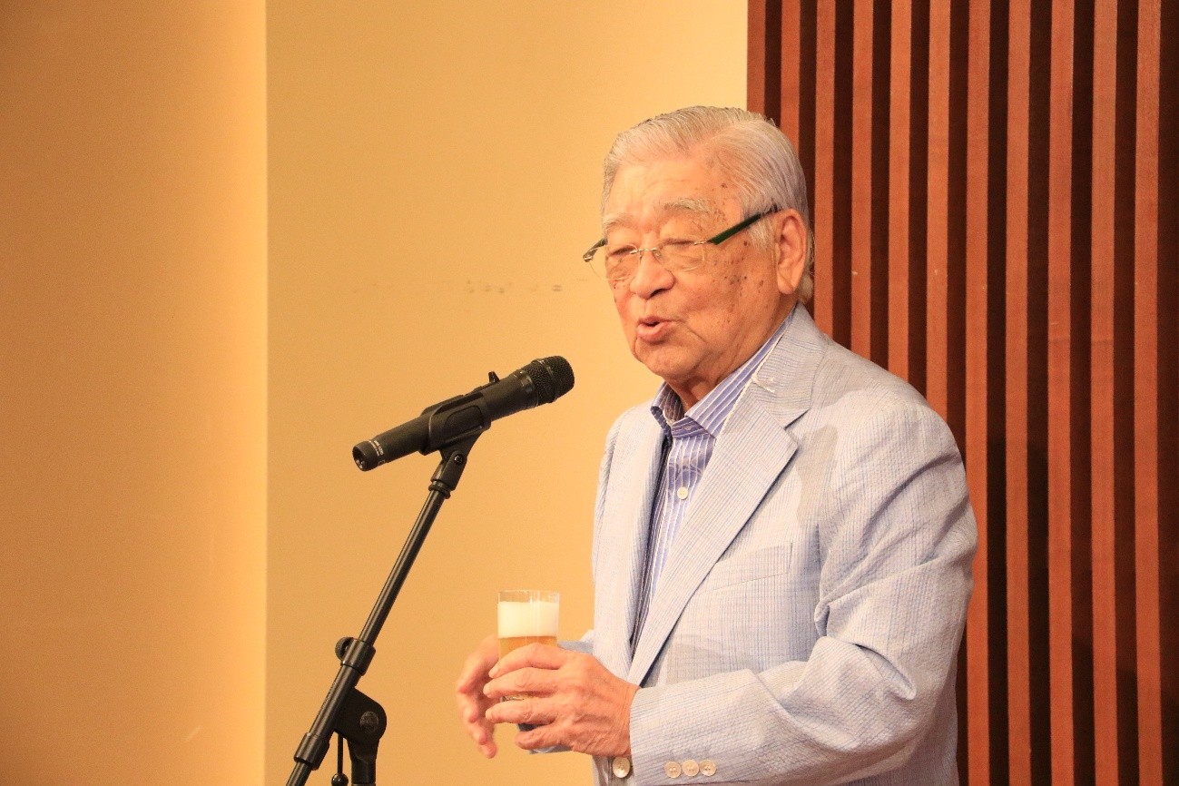 懇親会：乾杯　同窓会連合会初代会長　中尾　哲雄　様