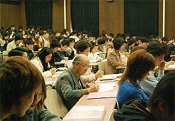 学生と共に学問を探究するオープン・クラス