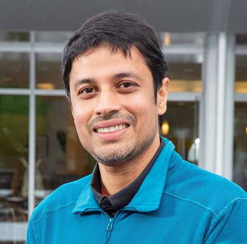 ウィンクする黒と茶色の子犬