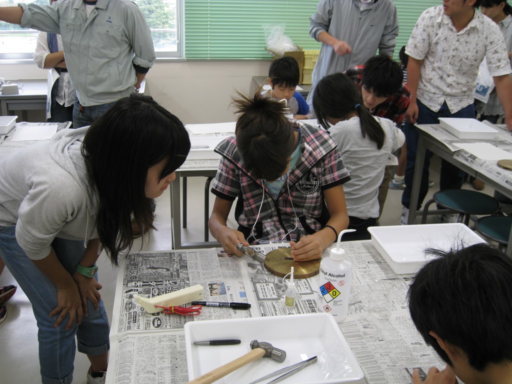 彫金でつくる黄金色に輝くオリジナルペンダント