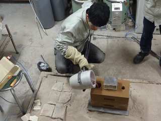 自分だけのアルミニウム鋳物品を造ろう！！（溶けた金属を流し込む！！－鋳造を実演ー）